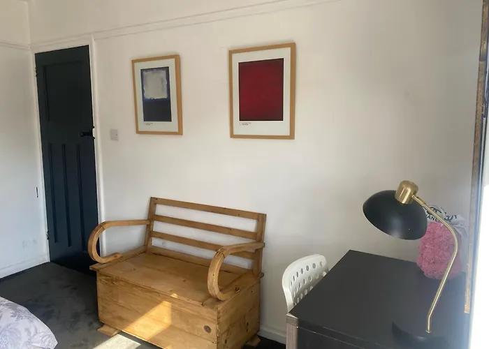 Lovely 2 Bed Full House By The Beach