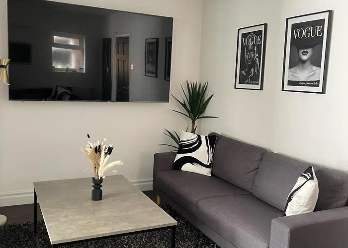 Lovely 2 Bed Full House By The Beach