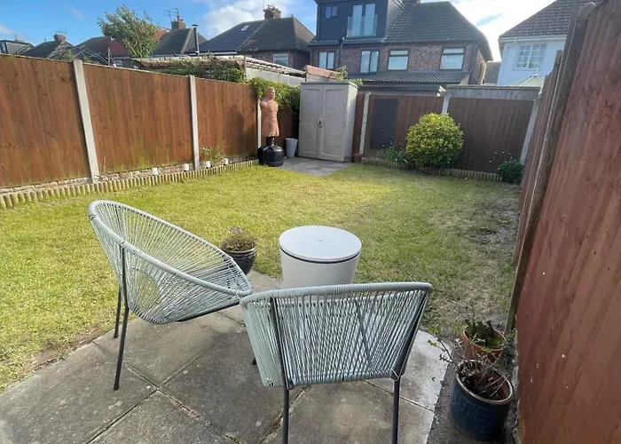 Lovely 2 Bed Full House By The Beach