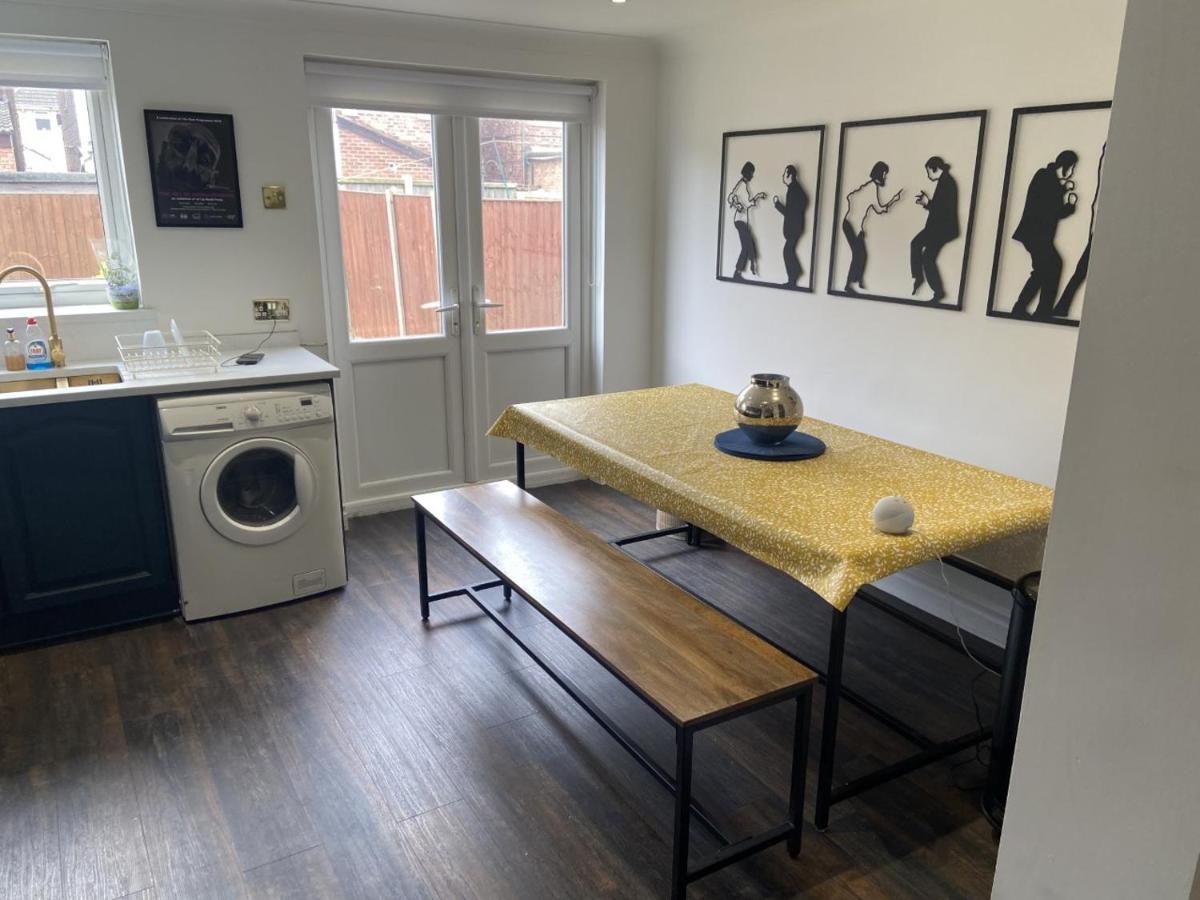 Lovely 2 Bed Full House By The