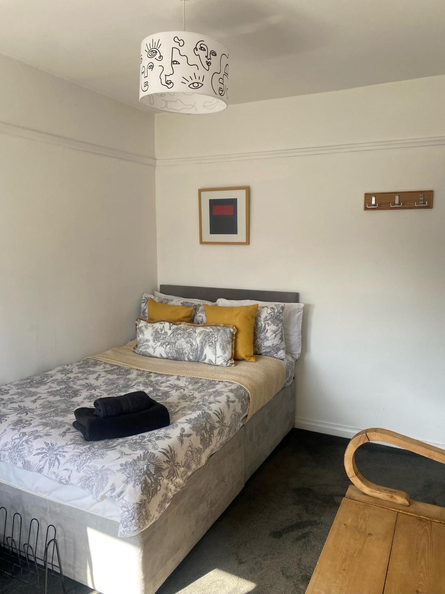 Holiday home Lovely 2 Bed Full House By The