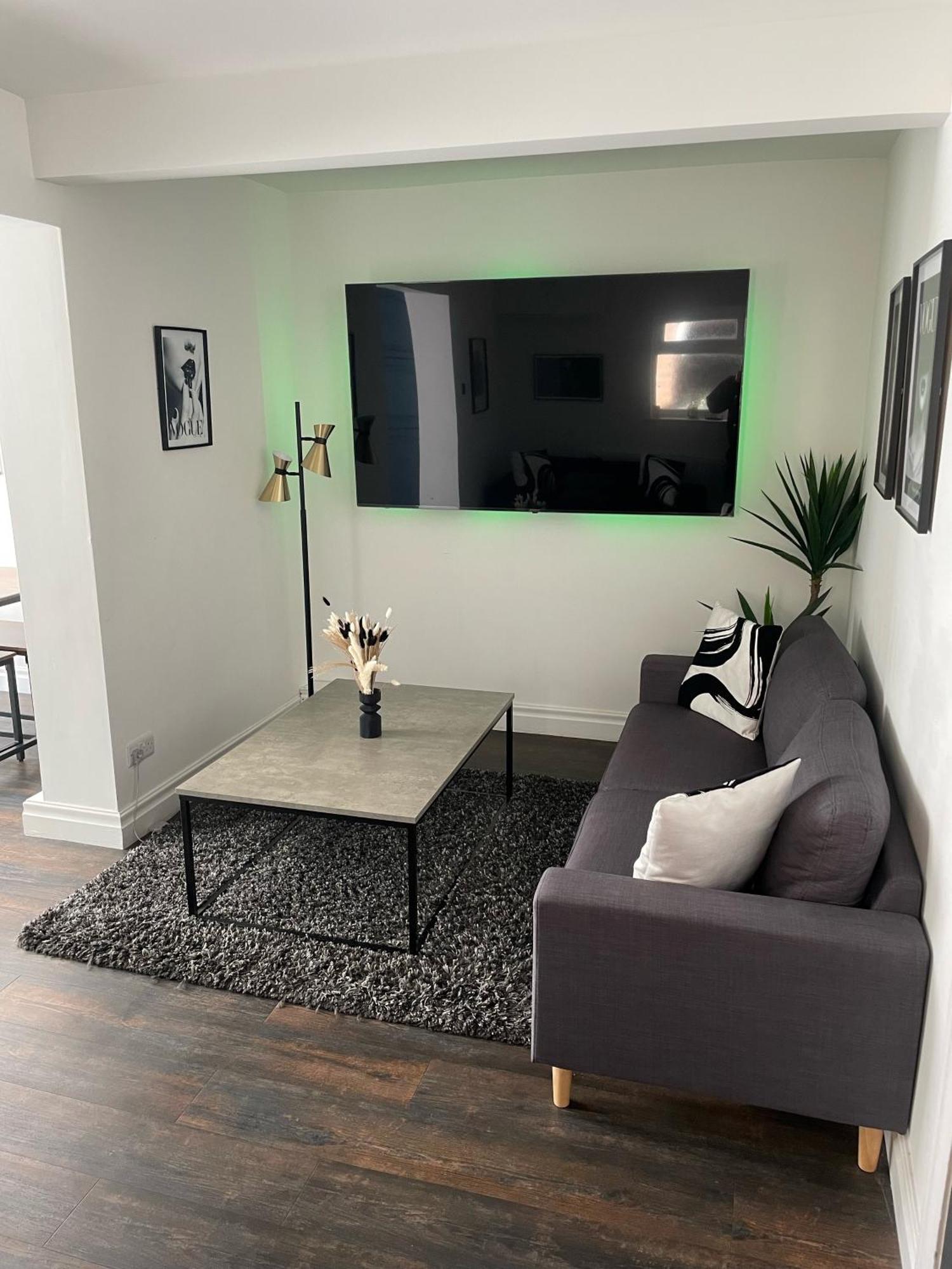 Holiday home Lovely 2 Bed Full House By The