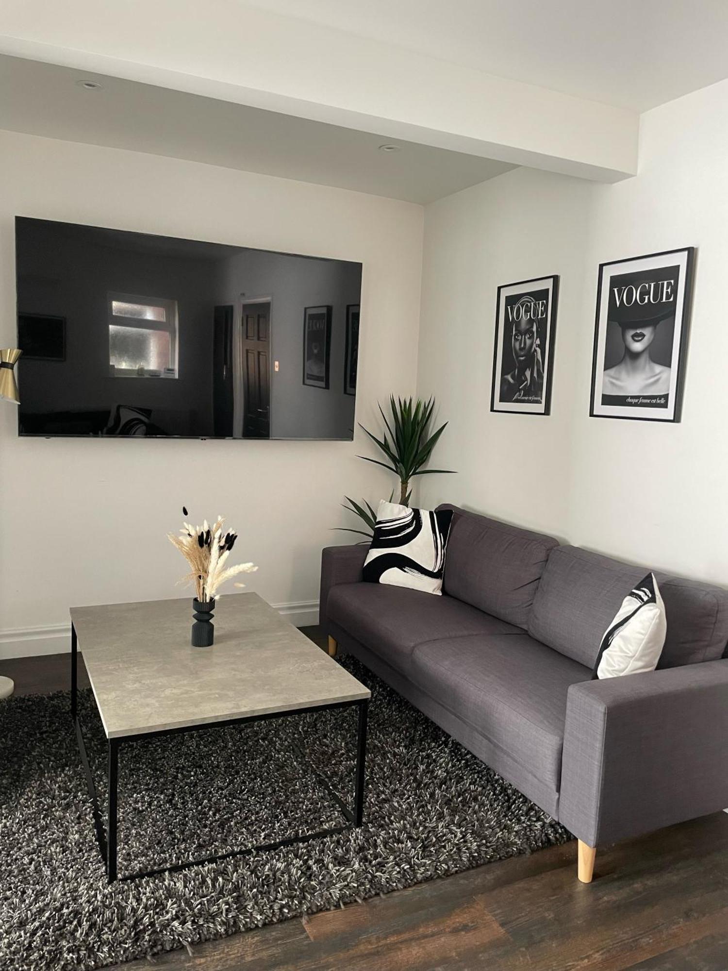 Lovely 2 Bed Full House By The Holiday home *